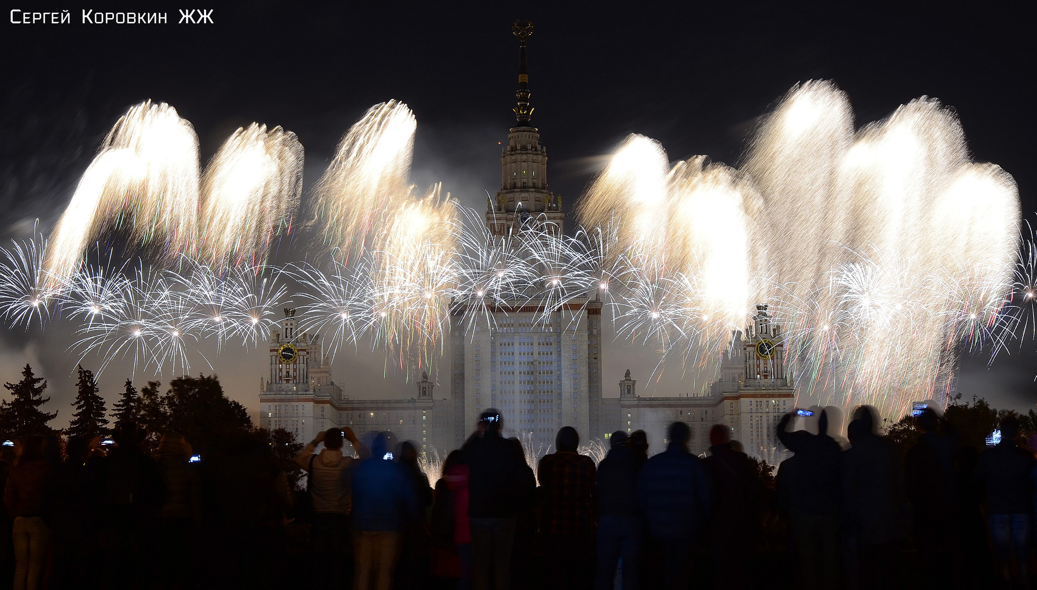 Света 2016. Мэппинг здание МГУ день города. Московский фестиваль круг света.