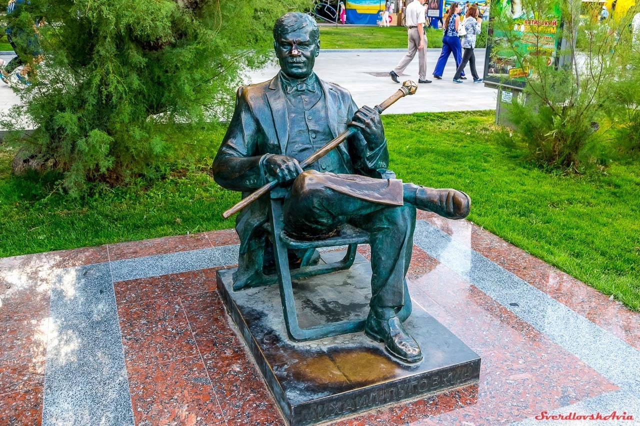 Увековеченные памятники. Ялта памятник Пуговкину на набережной. Пуговкин памятник в Ялте. Памятник Михаилу Пуговкину в Ялте. Михаил Пуговкин памятник.