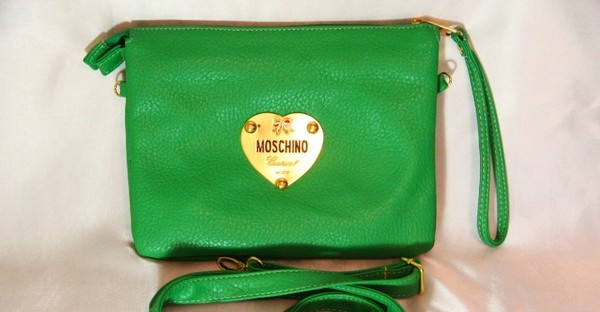 7Молодежный клатч Moschino зеленого цвета