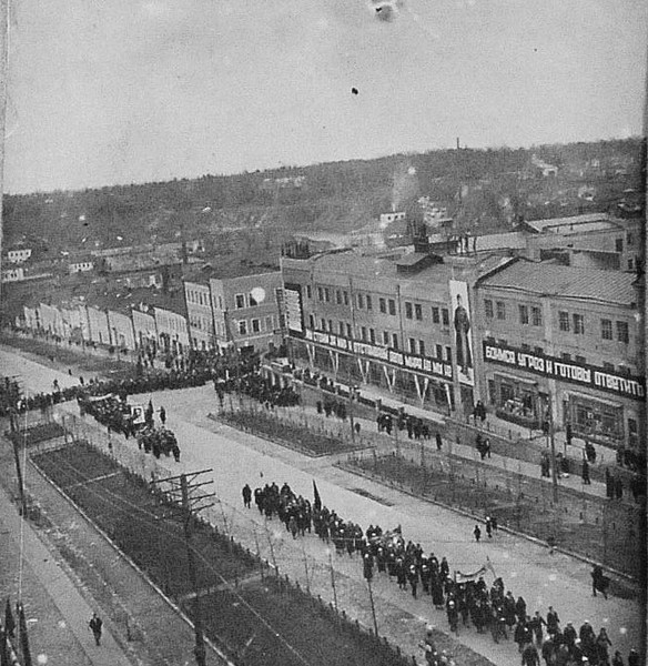 Демонстрация по случаю годовщины революции. - 1935 г. Фото Федора Земскова; из коллекции Л.С. Толстухиной