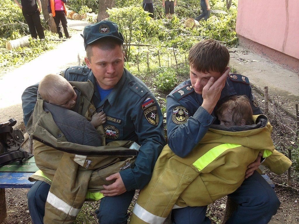 Муж терпит ребенка. Пожарный спасает ребенка. Героические поступки людей. Пожарные спасают людей.