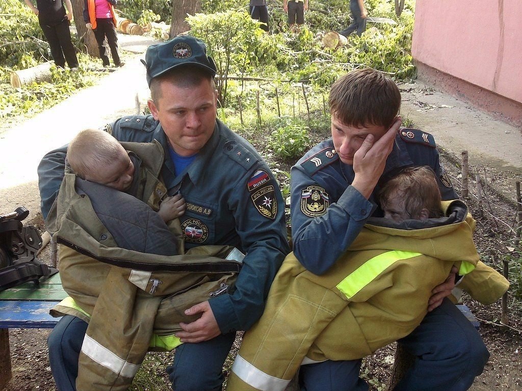 Картинка пожарные спасают людей