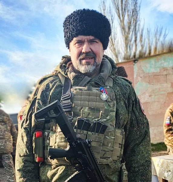 "Если веришь в Бога и не дрейфишь, то все у тебя получится" - казак-доброволец с позывным "Сокол"

Боец из отряда БАРС-32 Михаил Соколов вместе со своими братьями-казаками основал в Краснодаре Хуторское казачье общество и участвовал в возрождении местного казачества. Когда началась СВО, он и его соратники организовали конвой для перевозки на фронт различной техники для бойцов. Порталу "Российское казачество" Михаил рассказал о том, как проходила работа в конвое, как он попал на фронт и что помогает ему преодолевать любые сложности.

Михаил – родовой казак с Кубани, а деды у него, как он сам выражается, – "казаки в квадрате". Однако знал о предках из прошлых поколений Михаил до поры до времени не очень-то много. В этом вопросе ему на помощь пришла любознательность. Историю рода Михаил восстанавливал по крупицам из всевозможных архивов и рассказов дедушки.

Сначала казак узнал, что его предки храбро сражались на фронтах Великой Отечественной войны. Затем он увидел фотографию своего прадеда в военной казачьей форме. Конечно, ему захотелось стать таким же героем-казаком, какими были его деды.

"У казака только одна специализация, на мой взгляд. Казак – это воин. И воин православный. Только с Богом, только с верой в Бога. Это наш щит и оружие",

– говорит Михаил

Наставником и проводником в мир казачества для Михаила стал профессор Кубанского государственного университета Владимир Громов. На Кубани, да и за ее пределами, многие знают этого легендарного атамана (с 1990 по 2007 годы) Кубанского казачьего войска. Михаил старался впитывать каждое слово и каждый совет мудрого наставника.

"Очень батька наш начитанный, грамотный был, поэтому мы к нему тянулись, молодые были, и нужно было выбирать правильный путь", – вспоминает Михаил.

Помощь приходит откуда ждут

Когда грянула СВО, Михаил Соколов не сразу попал в ряды добровольцев: дома тяжело болела мама, ей была необходима помощь сына. Но и наблюдать со стороны за происходящим на фронте казак не мог. Тогда в 2022 году, сразу после начала спецоперации, он вместе с казаками ХКО "Старая Кубань" создал конвои для перевозки спецсредств.

"Мы брали у командиров батальонов, их заместителей по тыловому обеспечению конкретные заявки на то, что необходимо на фронте здесь и сейчас. И выполняли все быстро и по максимуму", – вспоминает боец.

Конвой состоял из машины-сопровождения и газели, на которой Михаил вместе с другими казаками общества перевозили на фронт все необходимое: РЭБ, антидроновые ружья, ночные и тепловизионные прицелы, бронежилеты и многое другое. Нередко маршрут проходил рядом с позициями, связь глушили, и чтобы доставить груз вовремя и не попасть под обстрелы, нужно было делать все безукоризненно четко.

Работа в конвое стала для казака не только способом помочь своим, но и отличной школой воина. Михаил много общался с бойцами и командирами, узнавал, как ведутся сражения. Боец всему учился на ходу.

"Нужно было вникать, чтобы оказать конкретную помощь, узкую помощь в плане специализации. Какой РЭБ, на каких частотах, какие нужны модификации птичек [дронов], поэтому приходилось разбираться во всем. Это и пригодилось мне, когда я уже записался в добровольцы", – вспоминает Михаил.

Без брата брат, что сокол без крыла

В декабре 2023 года случается трагедия – у казака умирает мама. Тогда же Михаил оставляет работу в конвое, записывается в ряды добровольцев казачьего отряда имени Павла Судоплатова и берет позывной Сокол.

В этом славном отряде собрались ребята со всех уголков России: из Сибири, Дальнего Востока, с севера. Многих Михаил уже знал до попадания в отряд: с кем-то познакомился еще на гражданке, с кем-то судьба свела во время поездок с конвоем.

"Казаки – все братья, а уж в одном окопе мы еще роднее становимся", – подчеркивает боец. Также Сокол особо отмечает взаимовыручку в казачьем отряде:

"Не зря есть наша казачья заповедь: погибай, а товарища выручай!"

Фоном интервью казака нашему порталу были выстрелы и взрывы. Но Сокол не обращал на них никакого внимания и продолжал свой рассказ.

"Если ты смелый, не дрейфишь и у тебя есть вера, что все получится, что безвыходных ситуаций нет, то Бог всегда придет на помощь и даст направление, как из этой ситуации выйти", – говорит Михаил.

За время службы в зоне СВО Сокол был награжден медалью "Казачья доблесть", вручал ее лично атаман Виталий Кузнецов. Есть у казака и другие награды, памятные знаки. Впрочем, сам он лучшей наградой для себя считает совершенно не ордена и медали.

"Доброе слово брата-казака и Божья помощь, которую Бог нам дает в путь-дорогу и во всех делах и начинаниях наших, – вот это самая лучшая награда!"

– утверждает казак

Источник: Портал Российское казачество