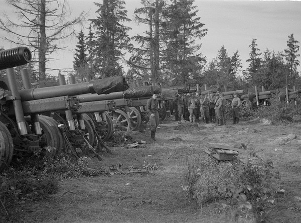 152-мм гаубицы-пушки (МЛ-20) 101-го гаубичного артиллерийского полка, захваченные финской армией в котле у деревни Порлампи. Сентябрь 1941 года.