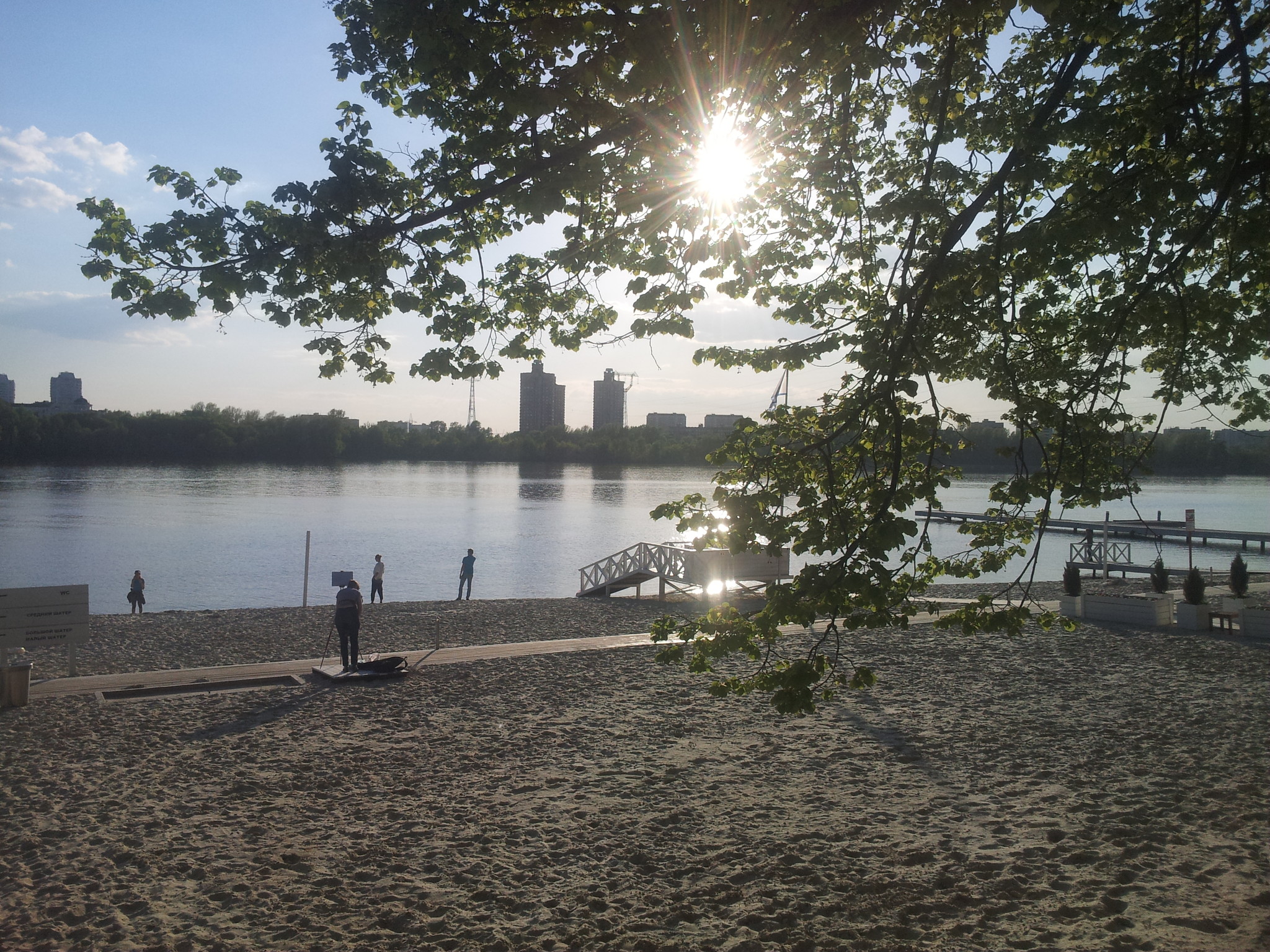 Фото на водном стадионе. Водный стадион парк. Метро Водный стадион парк. Пляж Водный стадион Москва. Пляж метро Водный стадион.