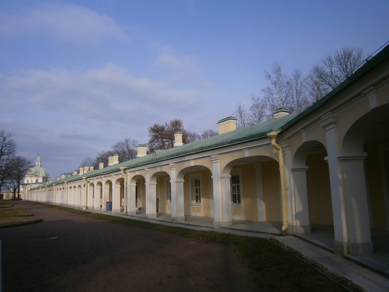 Поселок ломоносов санкт петербург. Дворцово парковый ансамбль Ораниенбаум Петровский мост. Дом Анжу в Ораниенбауме. Ораниенбаум 90е. Ломоносов город Ленинградская область.