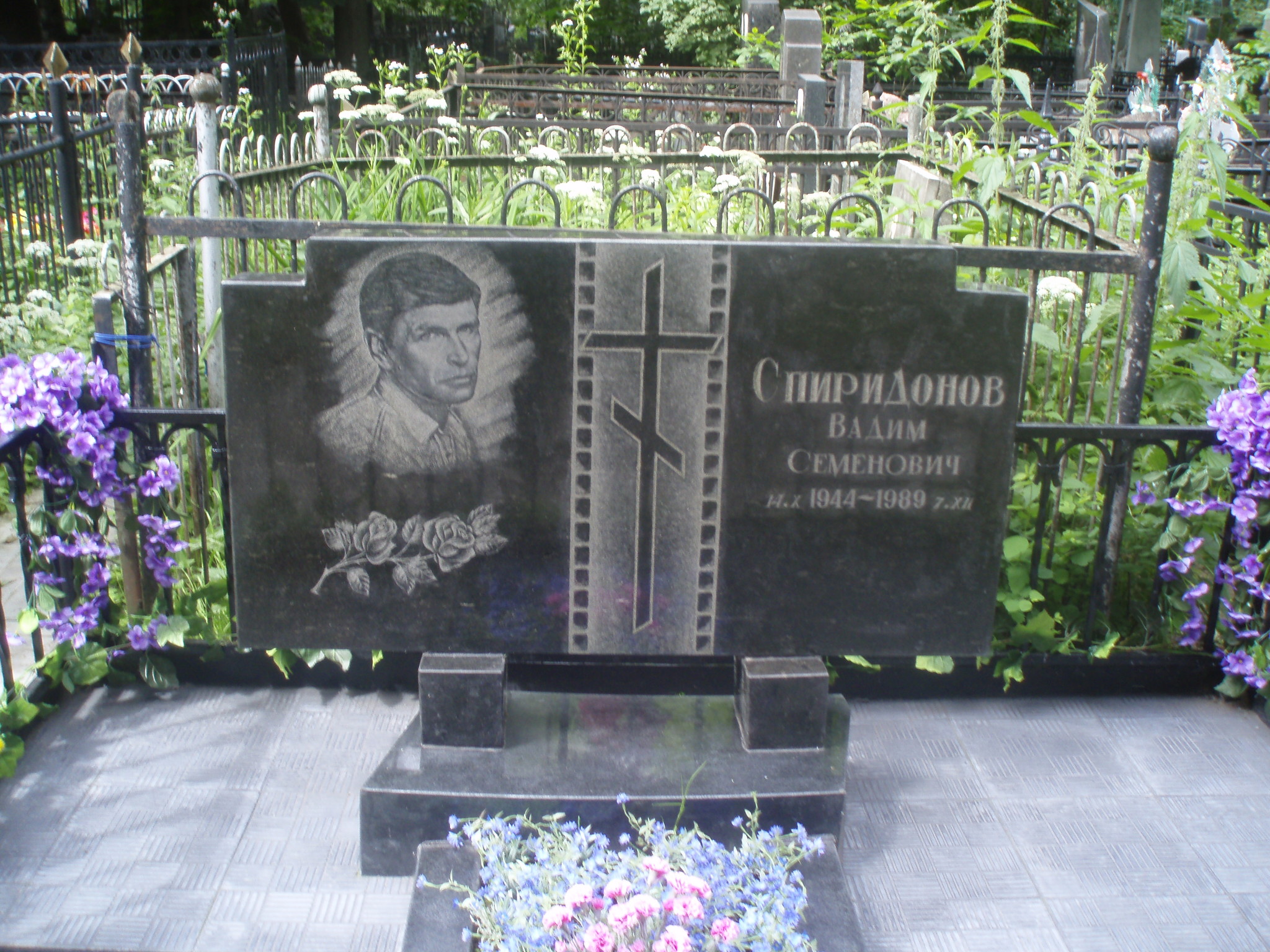 Миронов похоронен на кладбище. Ваганьковское кладбище Миронов могила.