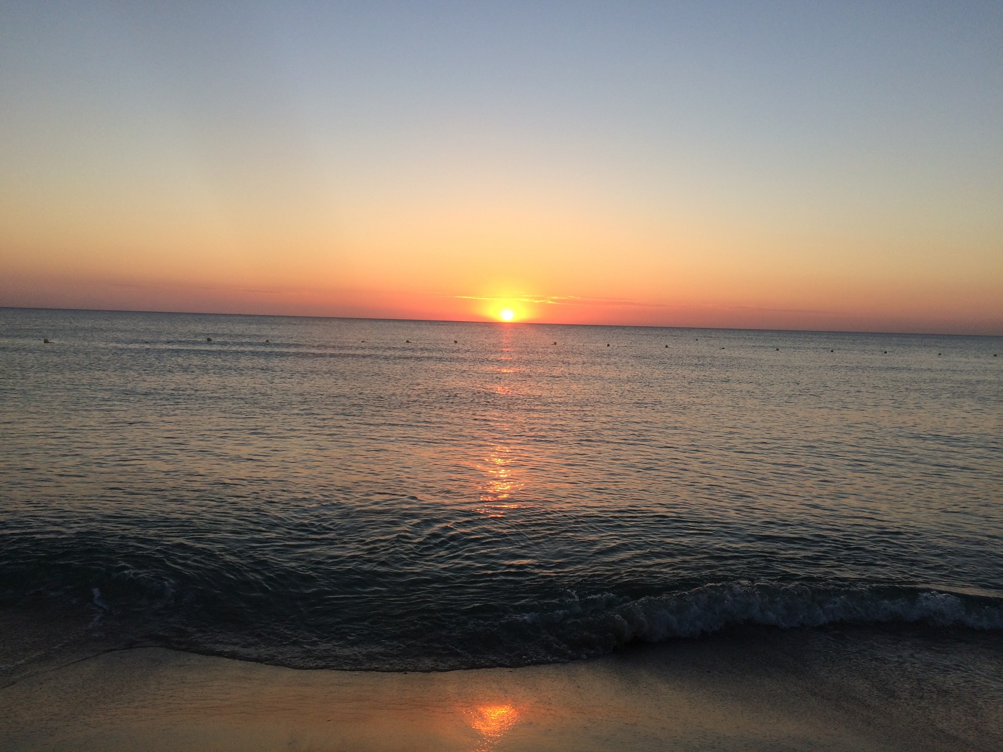 Лето однако. Остров Маргарита на рассвете. Sunset Sea Drone. Background Beach Sunset Orange. Rising Sun in Ocean.